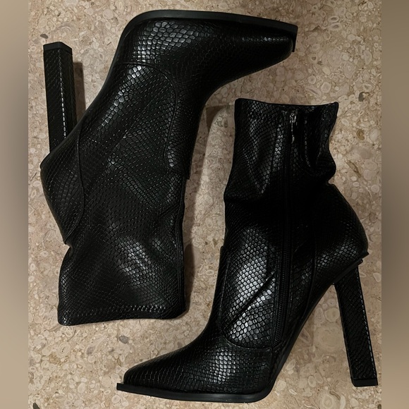 NWT SIMMI LONDON US 10 BLACK SNAKE EMBOSSED BOOT w 4.4.75- 5” SQUARE STILETTO - Picture 7 of 9